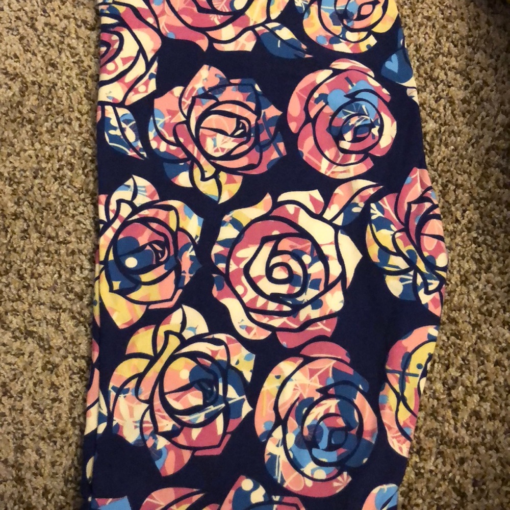 Bnwt tc lularoe leggings. Water color roses!!